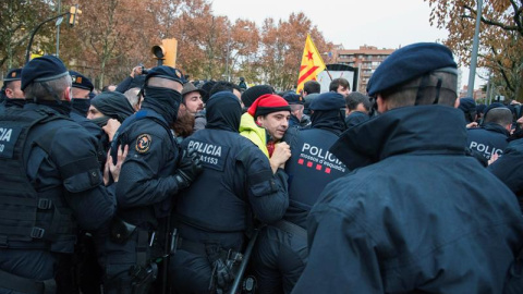 Un momento de la carga de los Mossos contra los manifestantes junto al Museu de Lleida. - EFE