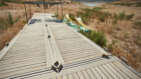 La vegetación crece alrededor de hidropedales abandonados y presa en el embalse de Viñuela, al 29% de su capacidad.