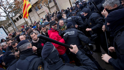 Un momento de la carga de los Mossos contra los manifestantes junto al Museu de Lleida. - REUTERS