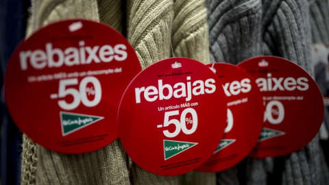 Etiquetas de rebajas en varias prendas en una tienda de El Corte Inglés en Barcelona. AFP/Josep Lago