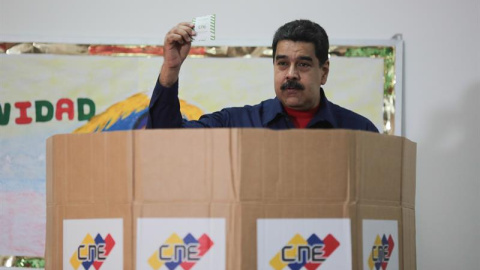 El presidente de Venezuela, Nicolás Maduro, votando durante las elecciones municipales. - EFE