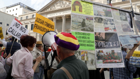 Concentración convocada por la Comisión coordinadora de Colectivos de Memoria Histórica y de Víctimas del Franquismo, frente al Congreso de los Diputados por el aniversario del "día de la victoria contra el fascismo en Europa". EFE/Juan Carlos Hidalg