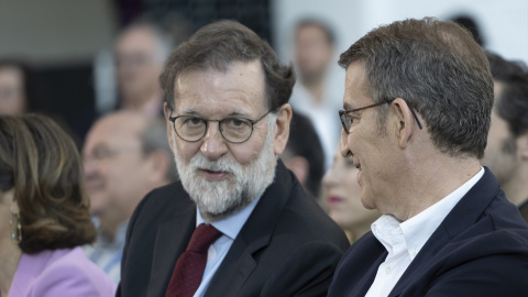 A la izquierda, el expresidente del Gobierno, Mariano Rajoy,  conversando con Alberto Núñez Feijóo, a la derecha.