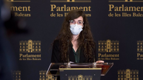 La portavoz adjunta de Unidas Podemos en el Parlament, Esperança Sans, en una rueda de prensa (imagen de archivo).