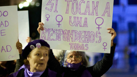 Una mujer sostiene una pancarta durante una manifestación contra las violencias machistas, a 25 de noviembre de 2022, en Santander, Cantabria (España).