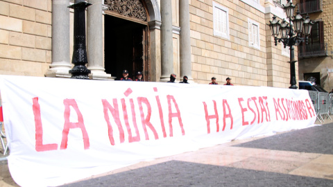 Una pancarta a les portes de la Generalitat recorda l'assassinat de la cuinera a la presó de Mas d'Enric