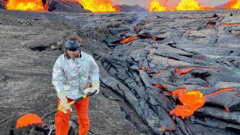 Imagen del USGS muestra a un geólogo del Observatorio de Volcanes de Hawai recolectando muestras de lava en el volcán Kilauea después de la erupción del volcán el 10 de septiembre.