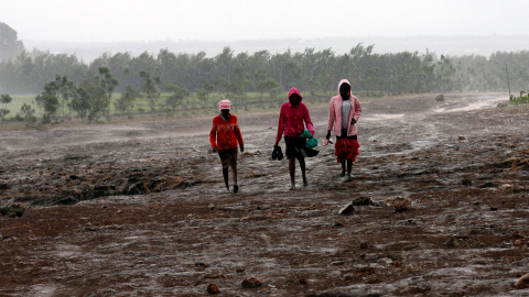 Varias personas caminan sobre el barro después de la rotura de la presa en Kenia. REUTERS/Thomas Mukoya foto 10/05/2018