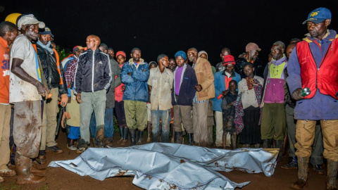 Personas alrededor de los cádaveres en un área residencial al norte de Nakuru - AFP