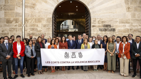 Minuto de silencio en la puerta de Les Corts Valencianes tras una asesinato machista en septiembre de 2022.