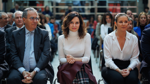 (I-D) Enrique Ossorio, Isabel Díaz Ayuso y Ana Dávila durante el acto institucional de entrega de los Reconocimientos 8 de Marzo, en la Real Casa de Correos, a 8 de marzo de 2024, en Madrid.