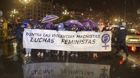 Un grupo de personas participa en una manifestación convocada por la Comisión 8 de Marzo contra la violencia machista, desde la rotonda de Puertochico hasta la Plaza del Ayuntamiento, a 25 de noviembre de 2021, en Santander, Cantabria, (España).