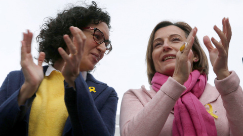 La secretaria general de ERC y número dos de la candidatura para las elecciones del 21-D, Marta Rovira, junto a la presidenta del Parlament, Carme Forcadell, en un acto electoral en Badalona (Barcelona). EFE/Alberto Estévez