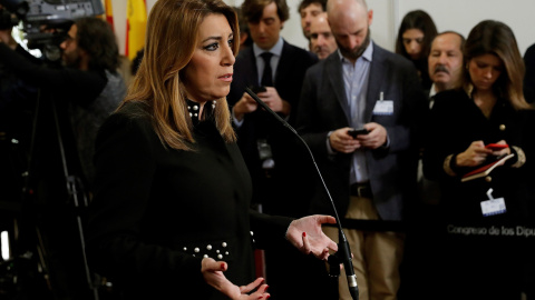 La presidenta de la Junta de Andalucía, Susana Díaz, hace unas declaraciones a los periodistas en el Congreso, en los actos del Día de la Constitución. EFE/ Juan Carlos Hidalgo