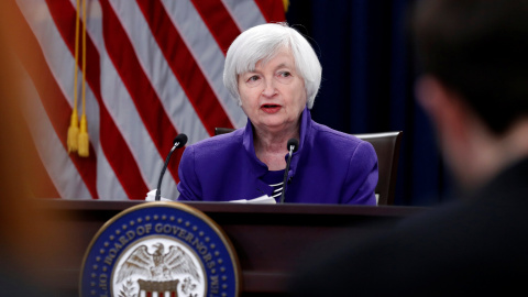 La presidenta de la Reserva Federal (el banco central de EEUU), Janet Yellen, en una rueda de prensa tras la reunión del Comité de Mercado abierto que ha decidido una nueva subida de los tipos de interés. REUTERS/Jonathan Ernst