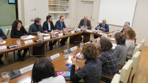 Los concejales responsables de Vivienda de Madrid, Barcelona, Cádiz, Santiago de Compostela, A Coruña, Valencia y Zaragoza, con el secretario de Estado de Infraestructuras, Transportes y Vivienda, Julio Gómez-Pomar.