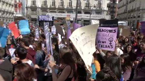 Los estudiantes salen a la calle para protestar por la sentencia de La Manada