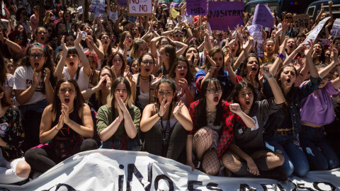 Cientos de estudiantes se manifiestan contra la sentencia a 'La Manada' frente al Ministerio de Justicia, en Madrid, en una jornada de huelga convocada por el Sindicato de Estudiantes.- JAIRO VARGAS