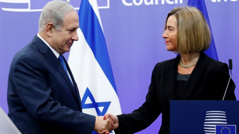 El primer ministro israelí, Benjamín Netanyahu, estrecha la mano de la jefa de política exterior de la UE, Federica Mogherini, en Bruselas. / Reuters