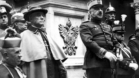 El general Miguel Primo de Rivera da un discurso en la Academia Militar de Infantería de Toledo.