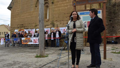 El camión con las piezas ha sido recibido en el Monasterio de Villanueva de Sijena por la consejera de Educación, Cultura y Deporte del Ejecutivo, Mayte Pérez. / EFE