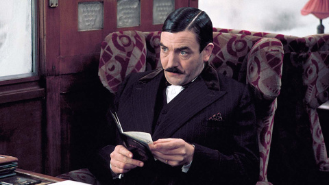 El actor Albert Finney, como Poirot, en 'Asesinato en el Orient Express' (1)