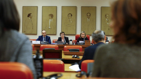 La presidenta de la Junta Única de Resolución (JUR), Elke König (2i), durante su comparecencia ante la comisión del Congreso que investiga el origen de la crisis financiera y el posterior rescate bancario. EFE/J.P. Gandul