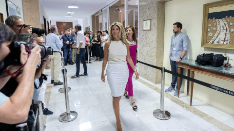 La vicepresidenta segunda y Ministra de Trabajo y Economía Social en funciones, Yolanda Díaz (c) y la portavoz de Sumar en el Congreso, Marta Lois (2d), presentan sus credenciales en el Congreso.