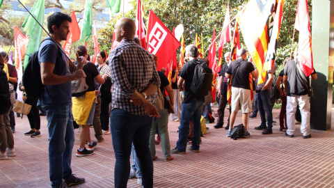 Participants en la concentració de sindicats d'avui a les portes del Departament d'Educació