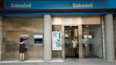 Una oficina de Banco Sabadell en Barcelona. REUTERS/ Albert Gea