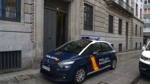 Un coche de policía a las puertas de la Audiencia Provincial de Pontevedra, a 13 de marzo de 2023, en Pontevedra, Galicia.