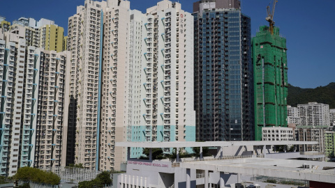 Bloque de edificios residenciales promovido por Evergrande, cuyas viviendas sin vender han sido traspasadas a otra sociedad, en Hong Kong. REUTERS/Lam Yik