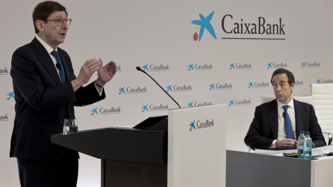 El presidente de CaixaBank, José Ignacio Goirigolzarri, junto al consejero delegado, Gonzalo Cortazar (d), durante la presentación de los resultados de 2022 de la entidad, en su sede de Valencia. EFE/Ana Escobar