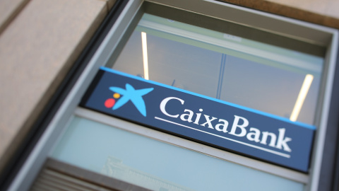 El logo de Caixabank, en una de sus sucursales en Madrid. E.P./Cézaro De Luca