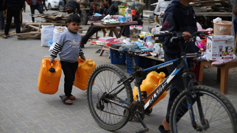 Niños de camino a recoger agua en Rafah, Gaza.