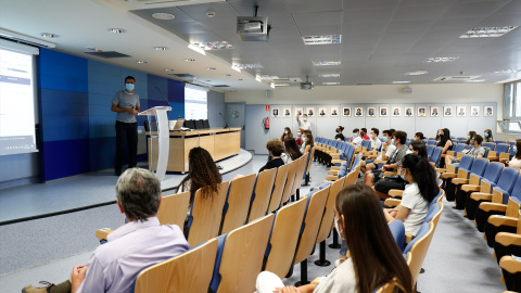 Un profesor expone durante una clase el temario a sus alumnos (Archivo).