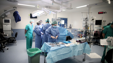 Fotografía de archivo de personal sanitario antes de una operación en los quirófanos del Hospital 12 de Octubre de Madrid.