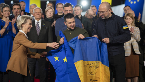 Zelensky y la presidenta de la Comisión Europea, Ursula von der Leyen, durante el Consejo de la Comisión Europea en Kiev (Ucrania), el 2 de febrero de 2023.