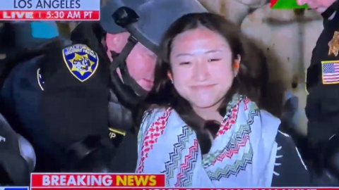 Imagen de la joven sonriendo en las protestas universitarias de Estados Unidos. - X