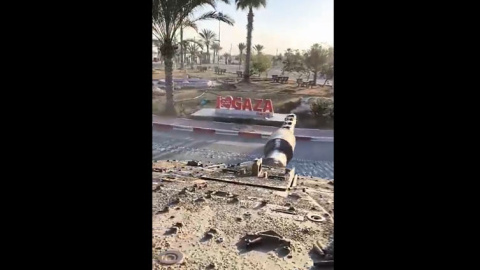 Un tanque israelí se dispone a destrozar un monumento en el que pone 'I love Gaza' en Rafah. -X