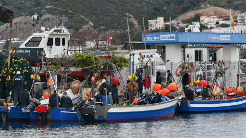 La Guardia Civil durante la detención de pesqueros marroquíes en Ceuta, a 22 de abril de 2021.