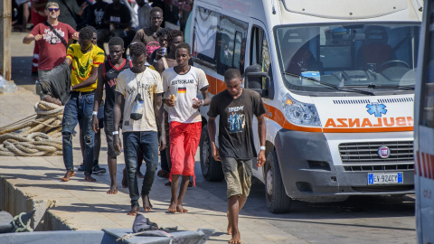 Un grupo de personas migrantes desembarca en la isla italiana de Lampedusa el pasado agosto.