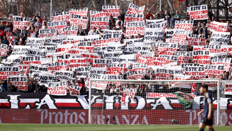 Aficionados del Rayo Vallecano rechazan el traslado de su estadio, en Madrid, a 18 de febrero de 2024.