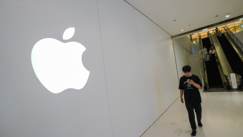 Un hombre, en una tienda de Apple en Pekín, a 7 de septiembre de 2023.