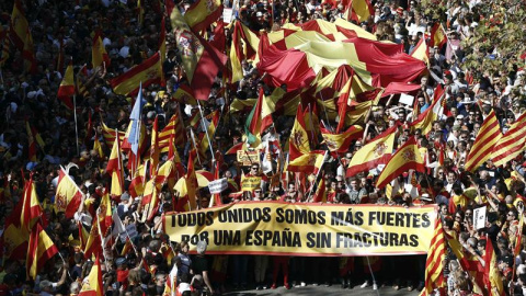 Milers de persones es manifesten pel centre de Barcelona convocats per Societat Civil Catalana per demanar la fi del procés independentista. EFE/Jesús Diges