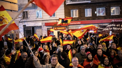 Decenas de personas se manifiestan frente a la sede del PSOE en Ferraz, en Madrid, a 1 de enero de 2024.