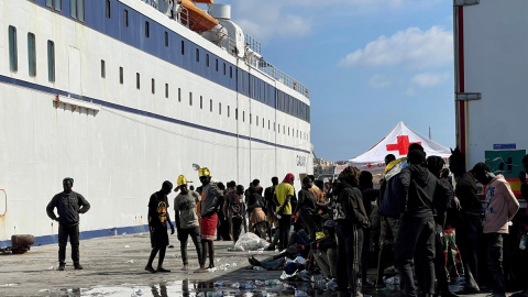 13/09/2023 - Un grupo de migrantes espera en la isla de Lampedusa mientras las autoridades italianas se preparan para trasladar a las personas tras las nuevas llegadas.