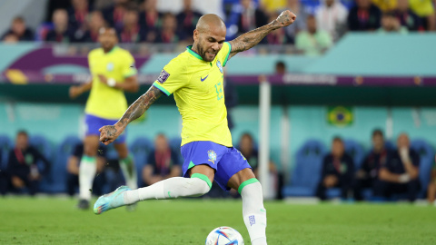 El futbolista Dani Alves, durante un partido de la selección de Brasil del Mundial de Catar, a 5 de diciembre de 2022.