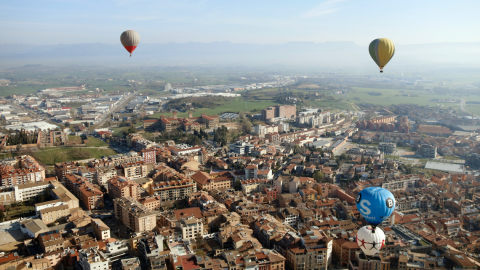 30-3-2023 Pla general de globus sobrevolant la plana de Vic el 25 de març del 2021 en el Torneig Internacional de Globus del Mercat del Ram