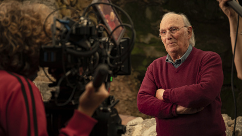 Fotografía facilitada por el propio cineasta Carlos Saura en la Cueva del Castillo (Cantabria) durante la presentación del documental 'Las paredes hablan'.